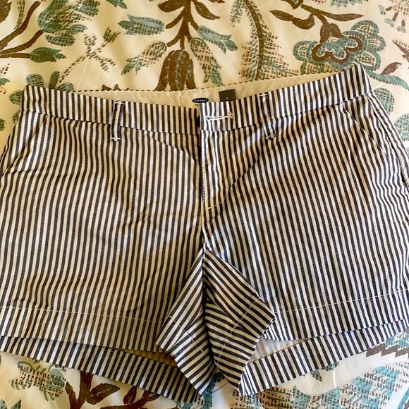 Selling Sized 2 GAP SHORT for women condition new, doesn’t fits on me - Picture 1 of 3